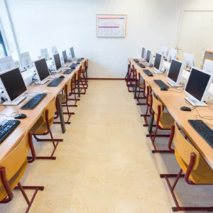Laboratório de informática com computadores em fileiras